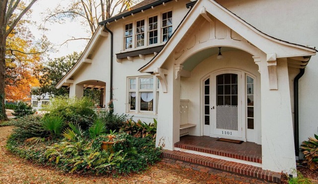 Hot Tub - Chefs Kitchen-Fenced Yard- Historic Home