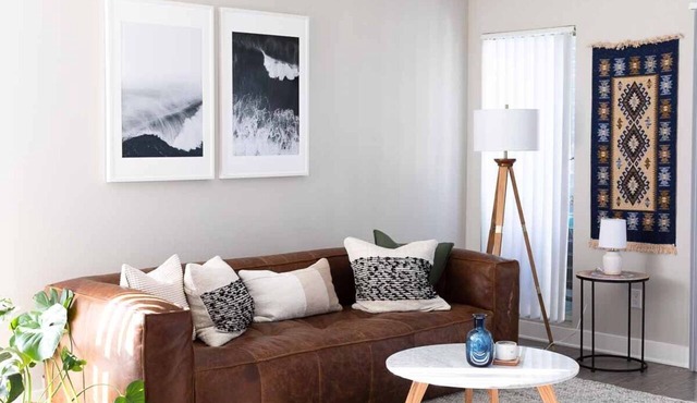 Hot Tub, Gym, King Bed, WD, 80 Walk Score, 850