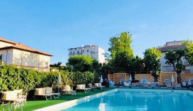 HOTEL YOUNG PEOPLE UNDER 40