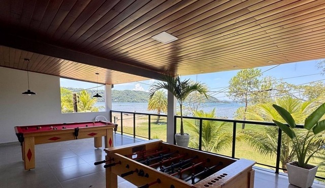 House 15 meters from the beach in a condominium with "feet in the sand"