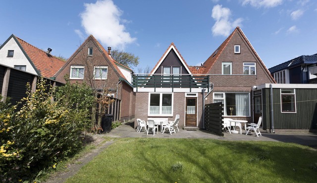 House 2: beautiful vacation home with garden, 3 bedrooms for 6 people near beach.