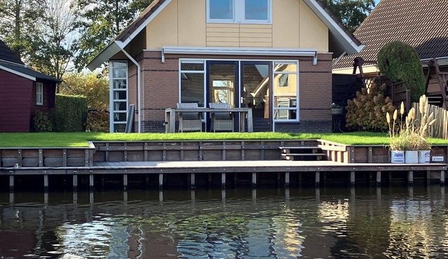House on the Zuiderzee beach, vacation home right on the water with Wifi