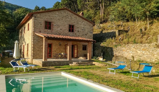 House with private pool and panoramic views 20km from Pisa, 1km from village