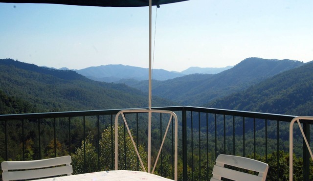 House with wonderful panoramic terrace overlooking the valley. All inclusive!
