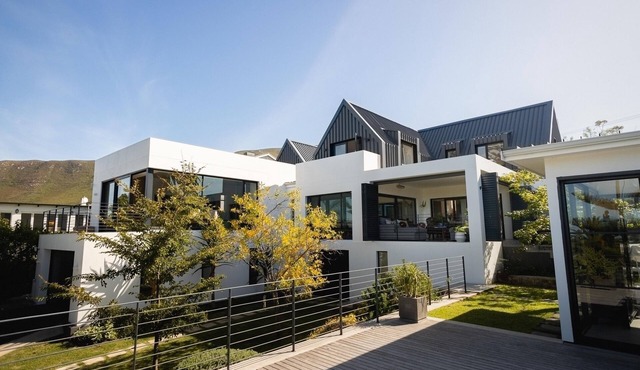 Hoy House - Tranquil Luxury at This Coastal Retreat
