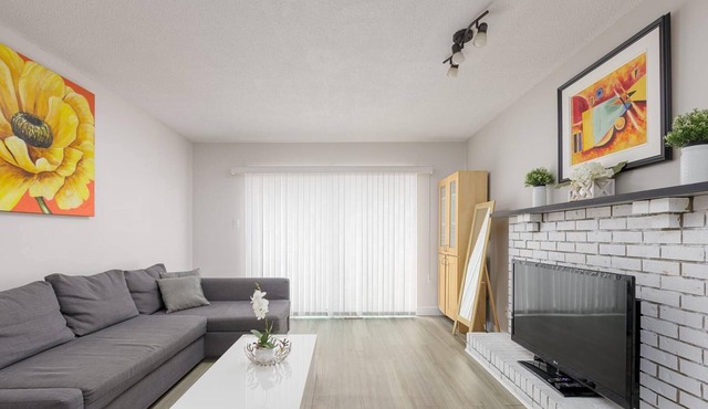 Huge 4 Bedroom Upper Suite Good for 10 People