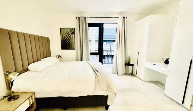Hyde Park Cr Sandton Luxury Top Floor 2 BR End Unit W/Balcony No Load Shedding