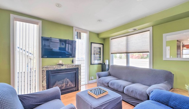 Ideally Located DC Home w/Pool Table & Patio