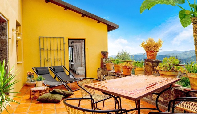 Idyllically situated holiday home with roof terrace