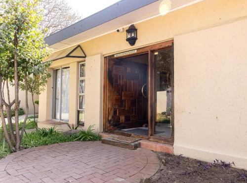 Ikhutse Manor Guesthouse