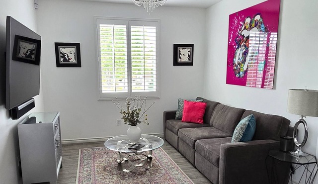 Immaculately maintained Studio, with modern amenities, and great neighborhood.