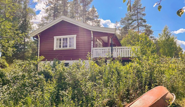 In a dreamlike location on the lake, this cozy wooden house near Granli welcomes you.