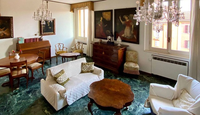 In the centre of Bologna with prestigious furniture and antique pieces of art