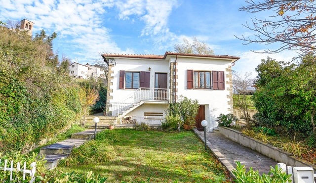 Independent and well equipped cottage, surrounded by large garden, free WIFI