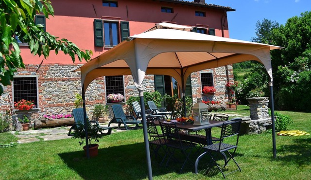 Independent Tuscan Holiday Home with Garden and Valley views