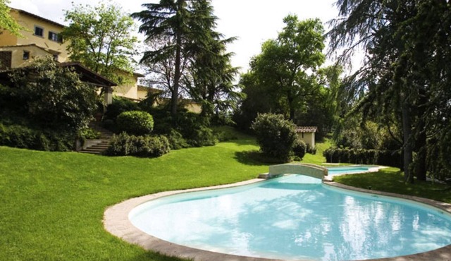 Independent villa for 22 guests. Pool, big garden, housekeeper.