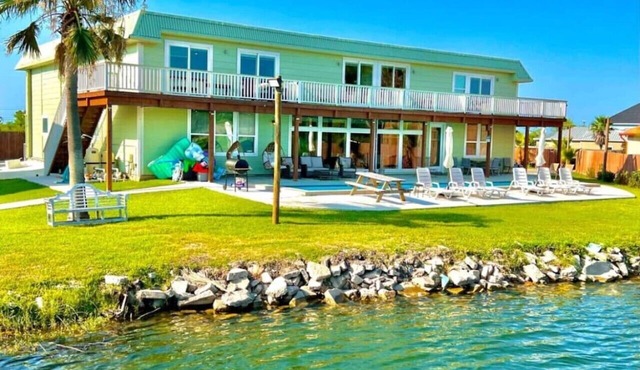 Indoor/Outdoor Pool Sleeps 25 Waterfront Lakehouse