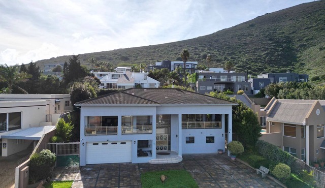 Indoor Solar Heated Pool, Hot Tub, PlayPark, BBQ Room, Table Mountain Views WiFi