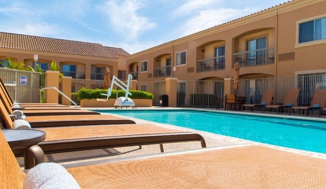 Indulge in Home-Like Comfort! 2 Comfortable Units, Near Camarillo Ranch House