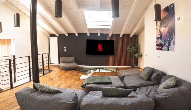 INDUSTRIAL APT./GARAGE, WIFI, NETFLIX near downtown