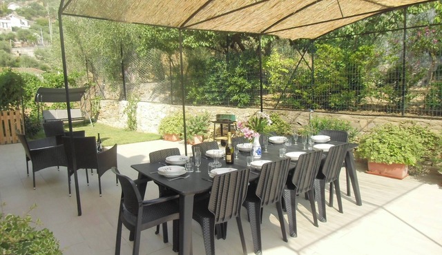 Iris - 150 sqm apartment (3 bedrooms, 2 bathrooms) with garden