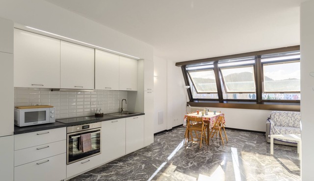 JOIVY Spacious Apt For 6, Near Train Station And Beach