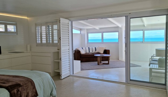 Kaya Moya, Sleeps 2, Modern and central with sea view