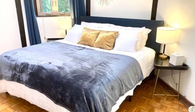 King Bed Fully Stocked Getaway, 15 Min to Beach