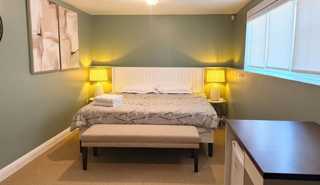 King Bedroom Cozy Retreat Near Everything | Clean & Comfortable