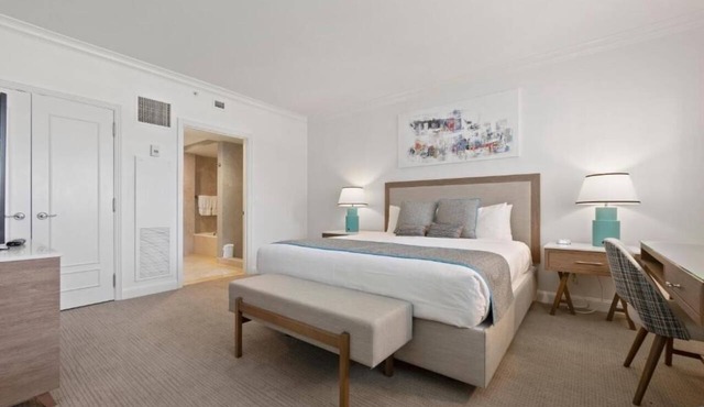 King Suite Ocean View w/Balcony, Dining and Beach Access