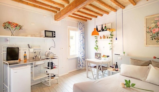 LA CASA DEL VINO-THE WINE HOUSE