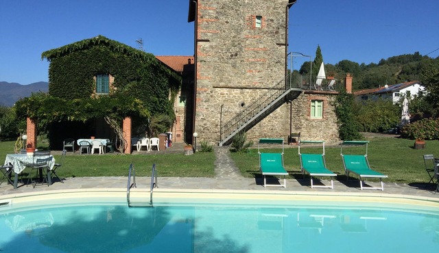La Casatorre di Ponticello. Casale di campagna con ampio giardino e piscina