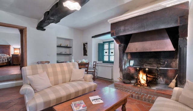 LA LOGGIA, STONE HOUSE IN CASENTINO