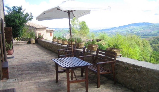 La Valle Holiday House in Urbino. Surrounded by greenery for your exclusive use!