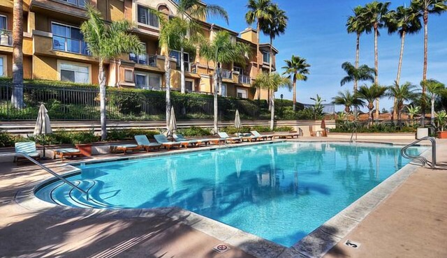 La Vista - Fireplace! 2 bed/2 bath! Pool! Ocean Breezes! 1 Car Garage
