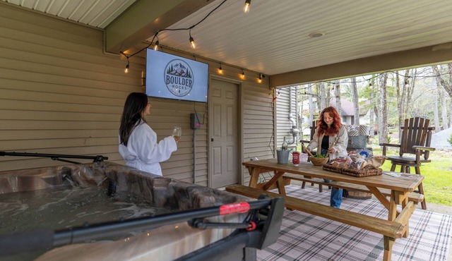 Lake Access, Lively Lake Harmony Location, Sleeps 14, Hot Tub, Wooded Retreat