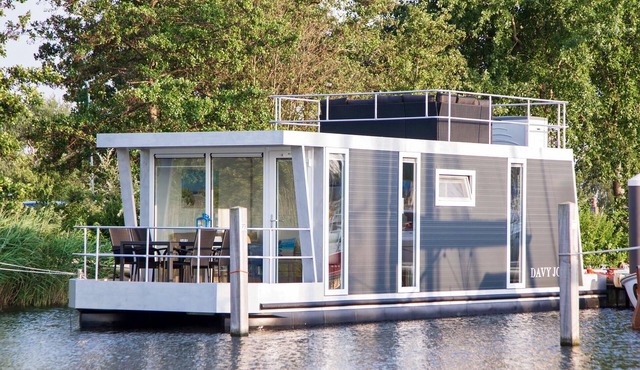 Lake front ship in Almere with WiFi