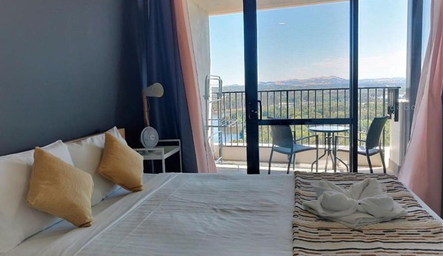Lake Views Balcony in Spacious 1 Bed Unit - Hosted by CanStay