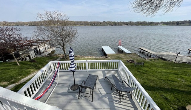 Lakefront, family/dog friendly, paddle board, kayak, views in every room