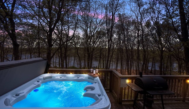 Lakefront, Pets, HotTub, Fishing, Pool, Pickleball Games, Fireplace