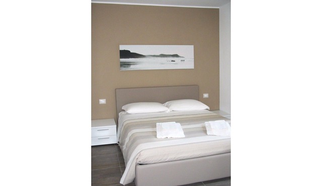 Lakefront two-room apartment in a residence with seasonal swimming pool and solarium