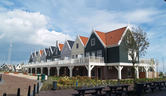 Lakeside Home w/Balcony
