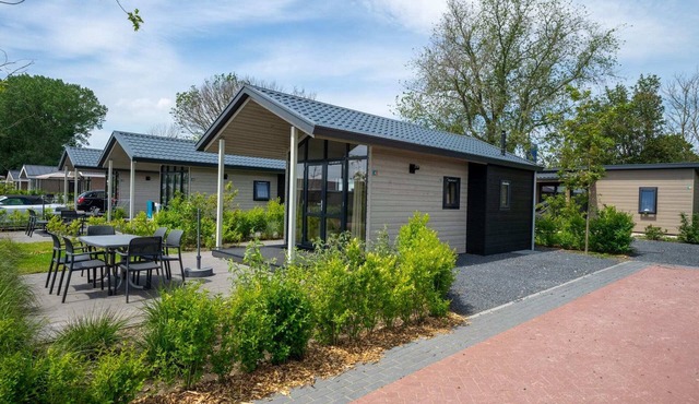 Lakeside lodge with garden