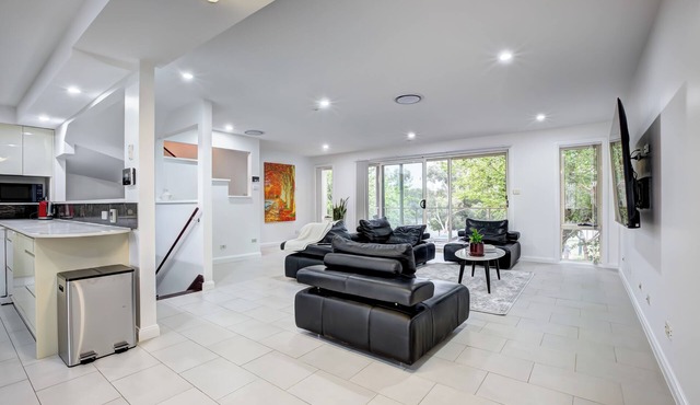 LAKEVIEW FAMILY ESCAPE. BIG TWO STOREY HOUSE FACING THE LAKE AND PARK. CARPARK.