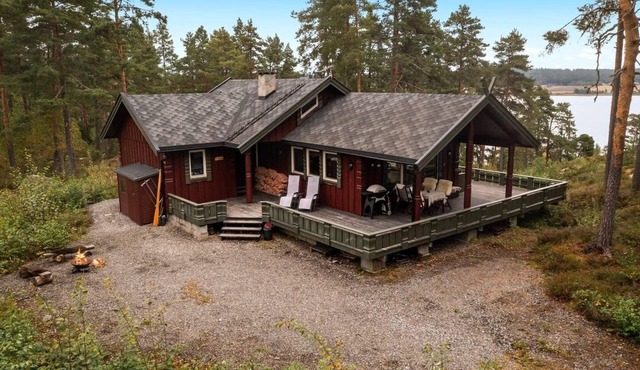 Lakeview forest cabin with hot tub, terrace and fireplace