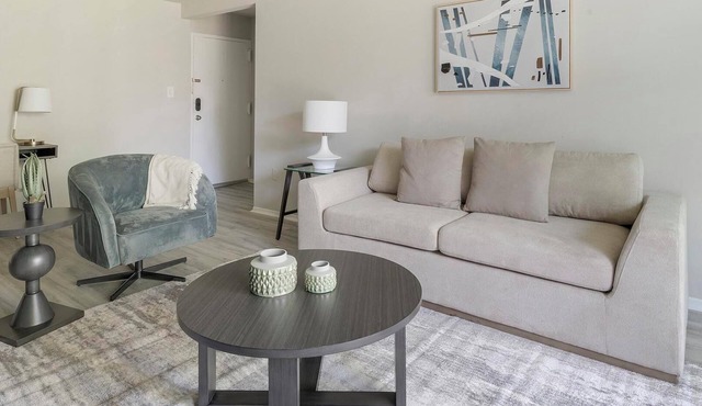 Landing | Modern 2BD, Pool, Gym