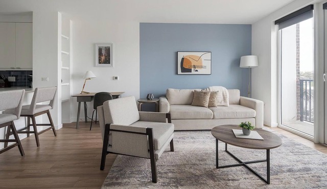 Landing | Stunning 1BD, Pool, Gym
