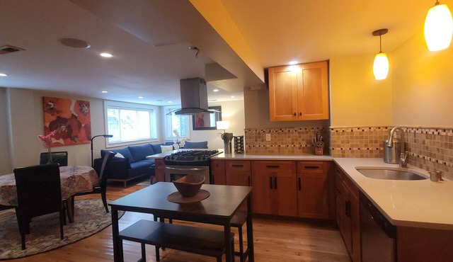 Large 2BR Apartment in North Green Lake