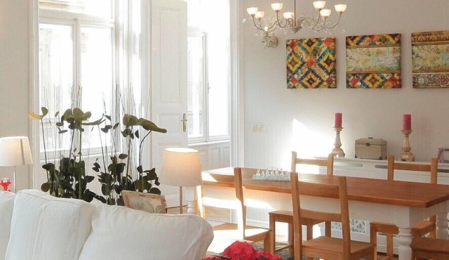 Large 3BR/3BA Flat Next to Central Market | Free Parking