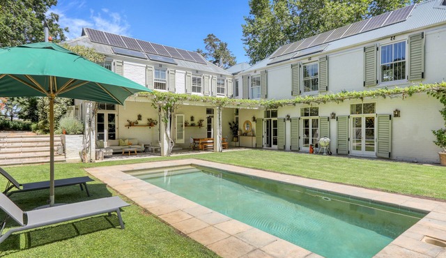 Large 6 bedroom home on Constantia wine-farm